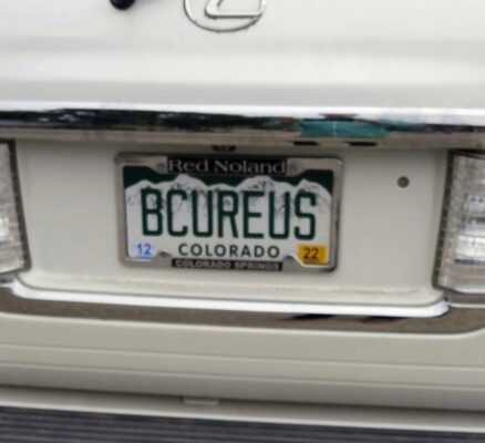 license plate that reads 'be curious'