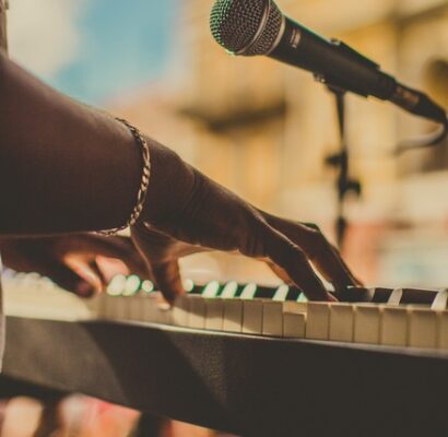 hands playing the piano