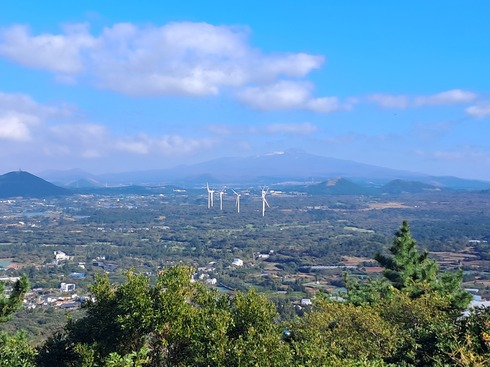 a wide view of the landscape on a blue sky day like a wider view that calms a noisy mind